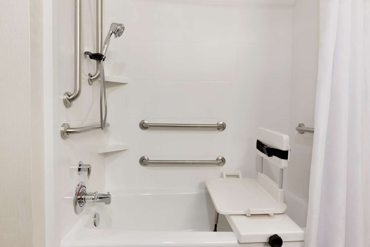 hampton inn and suites niles warren