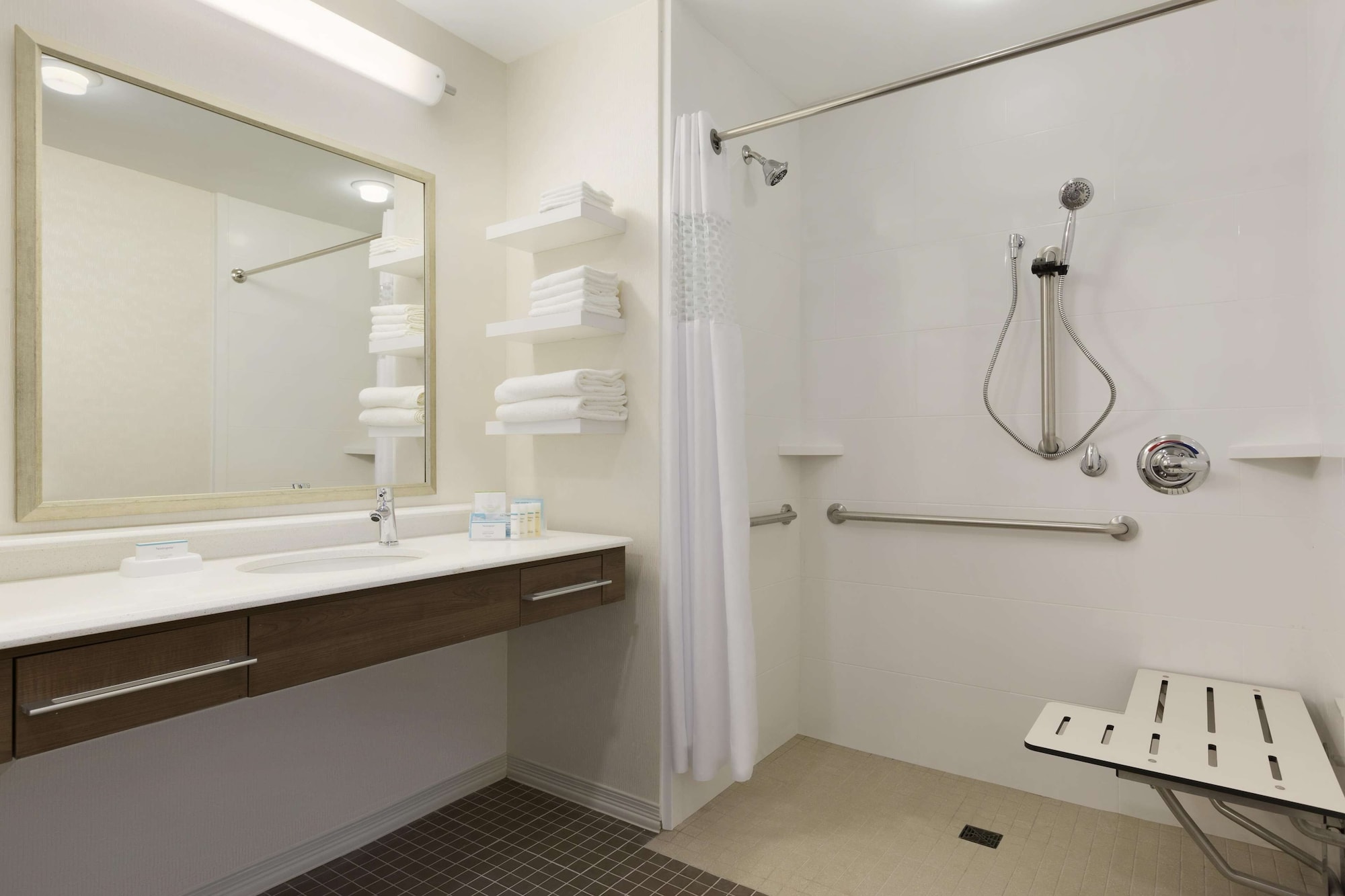 hampton inn and suites niles warren