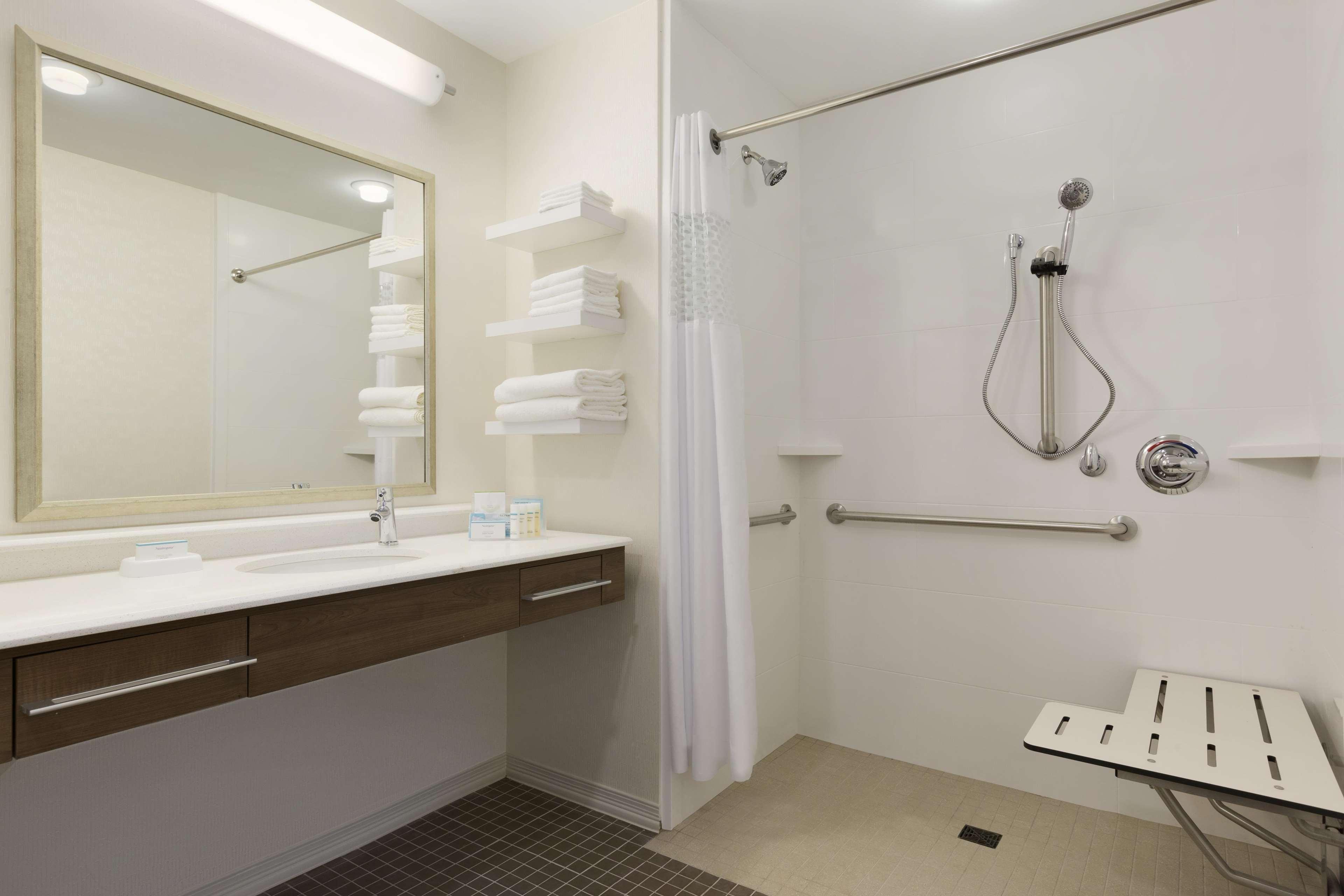 hampton inn and suites niles warren