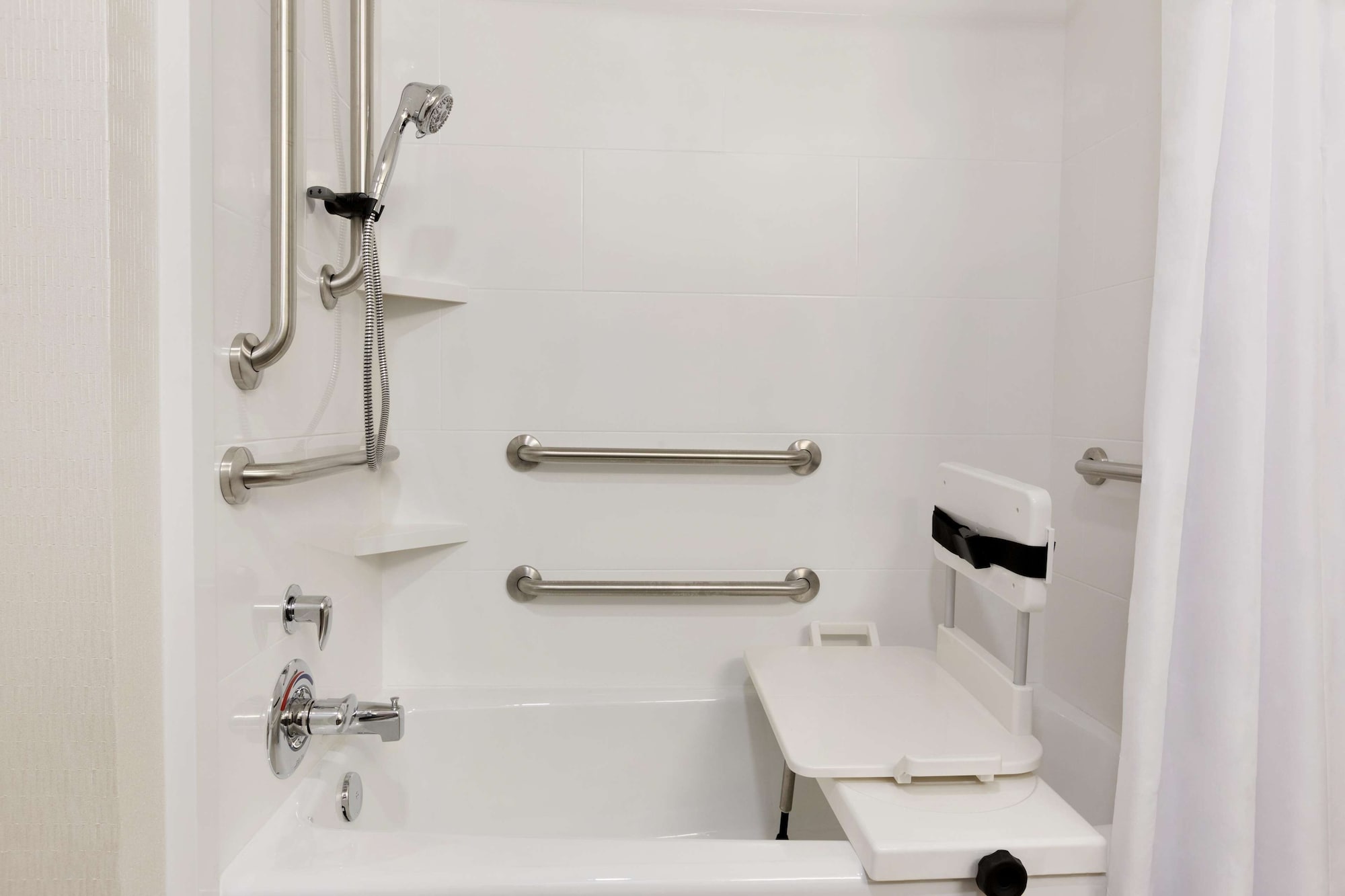 hampton inn and suites niles warren