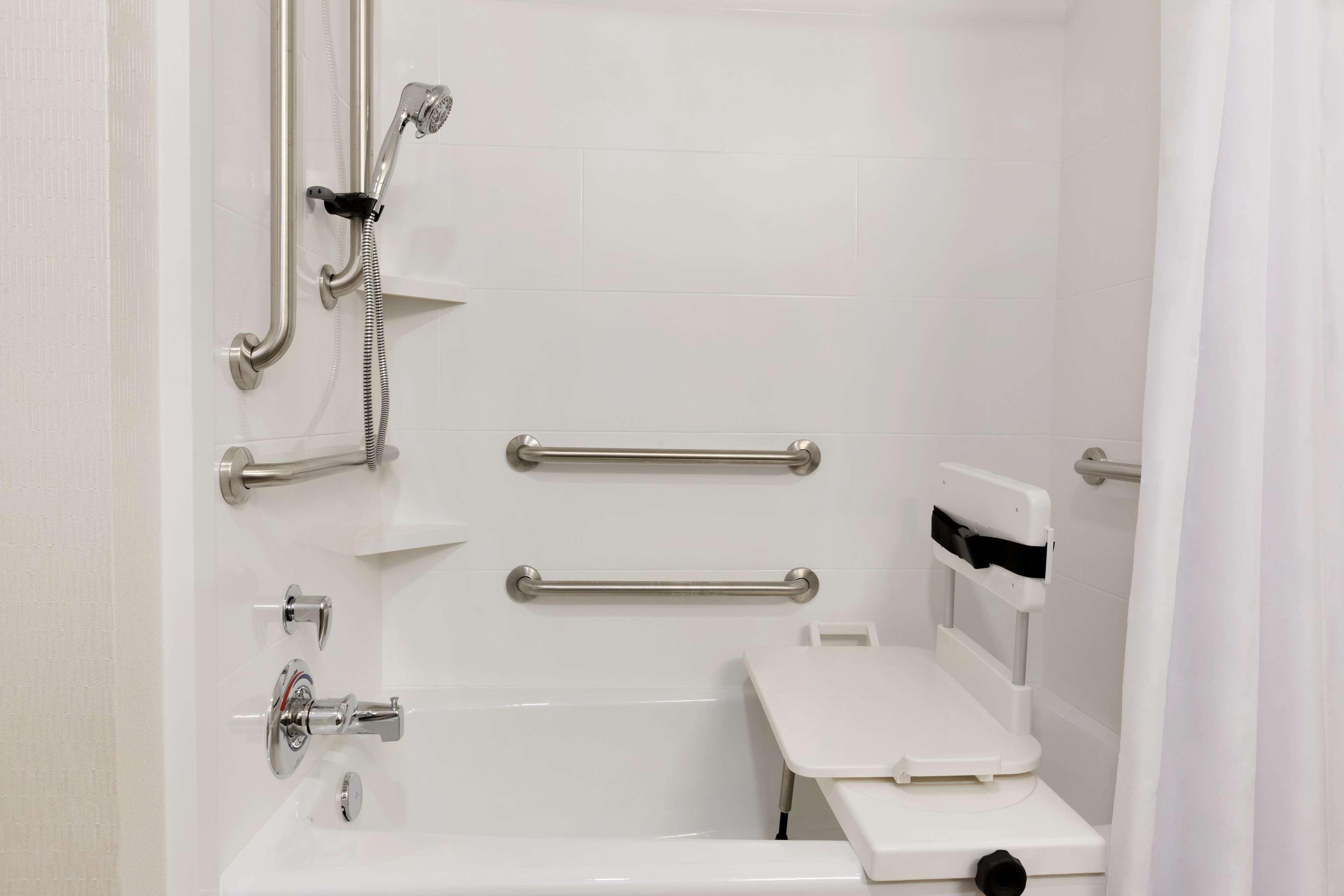 hampton inn and suites niles warren