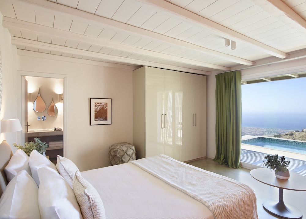 aeolis tinos suites