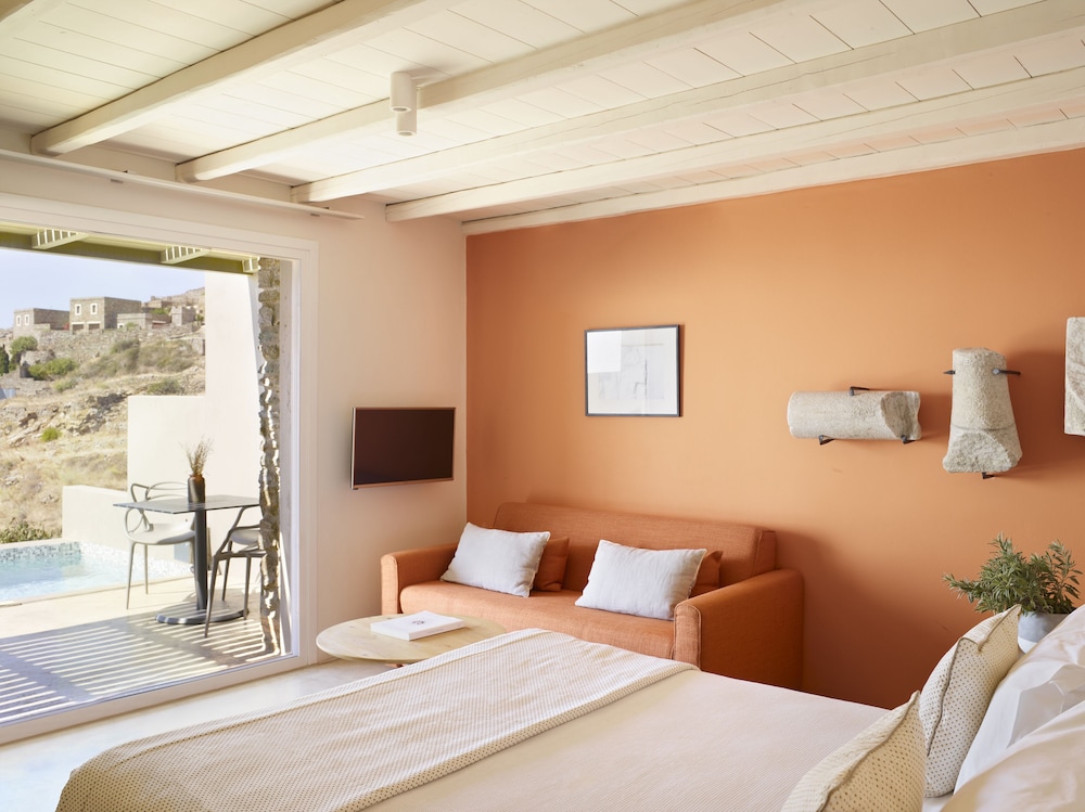 aeolis tinos suites