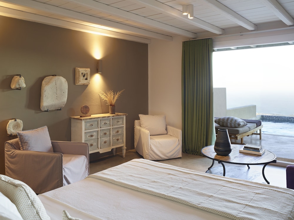 aeolis tinos suites