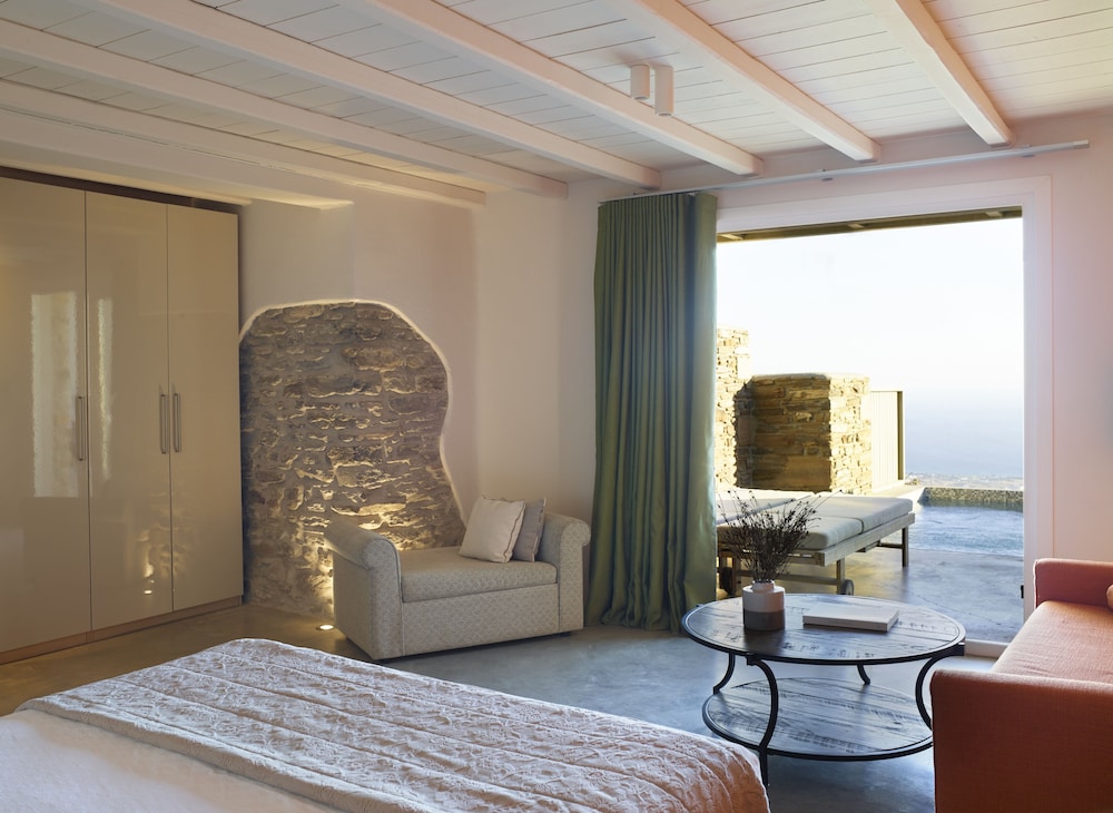 aeolis tinos suites
