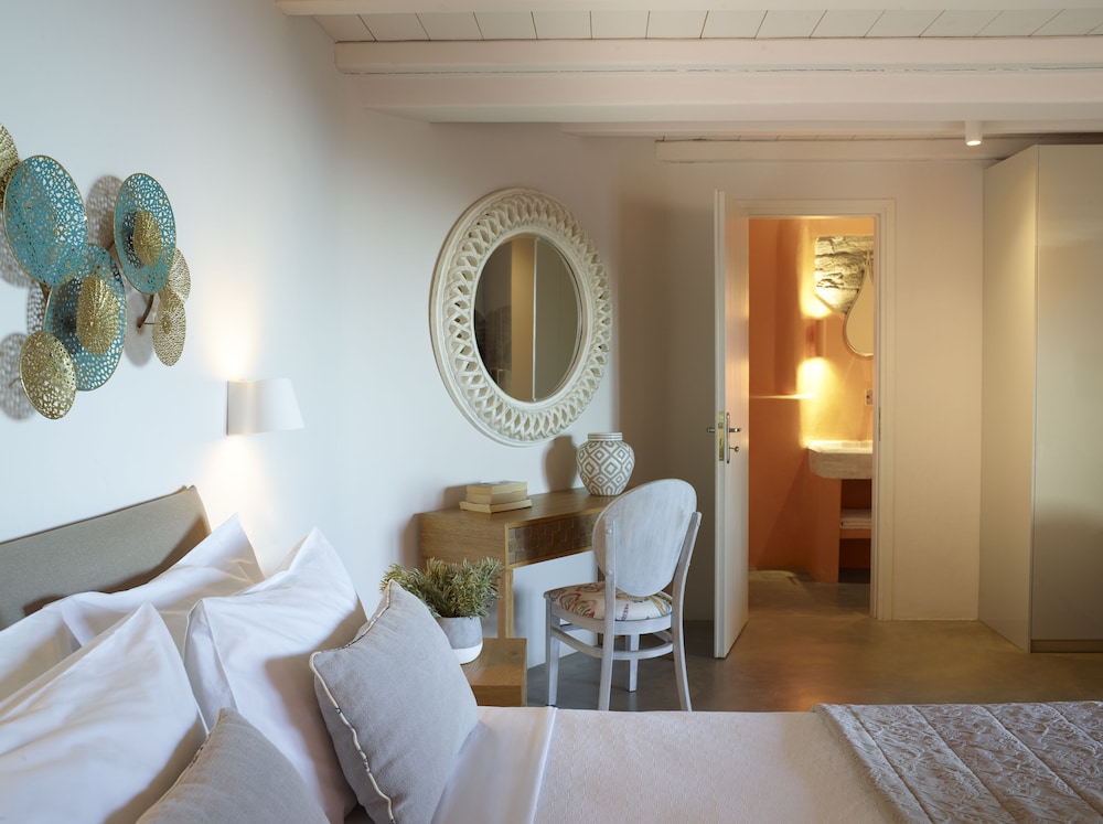 aeolis tinos suites