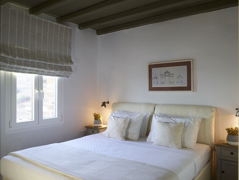 aeolis tinos suites