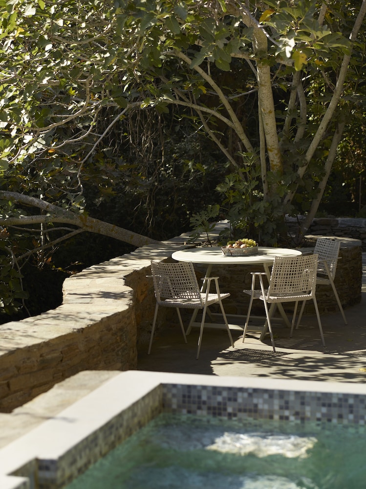 aeolis tinos suites