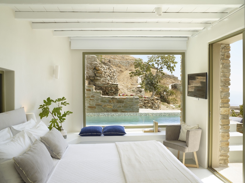 aeolis tinos suites