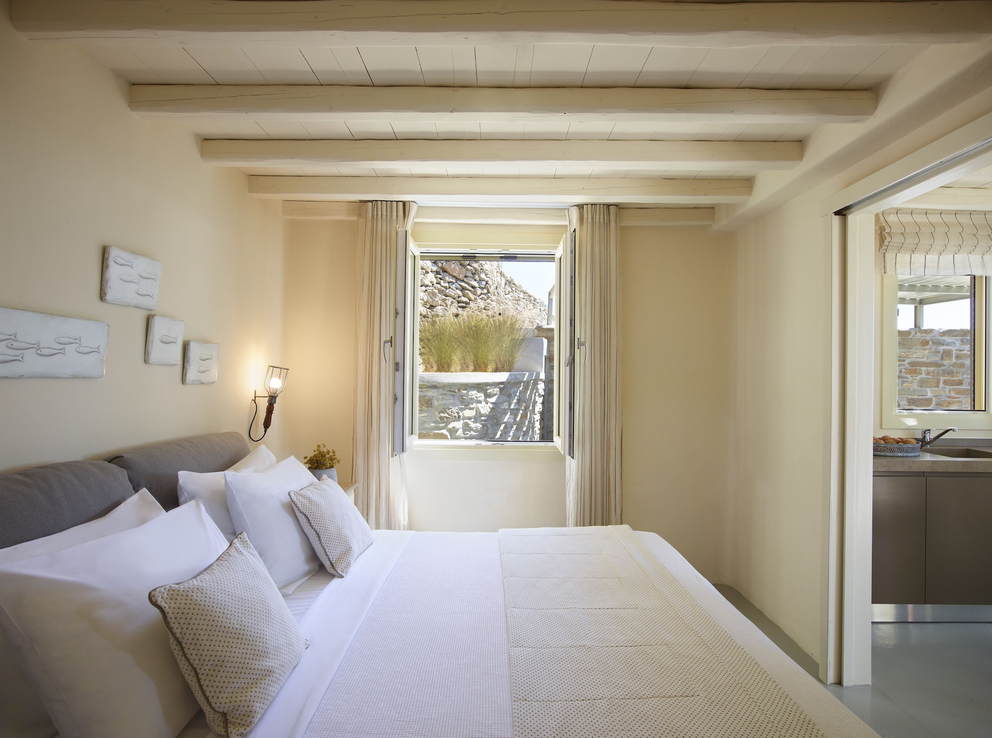aeolis tinos suites