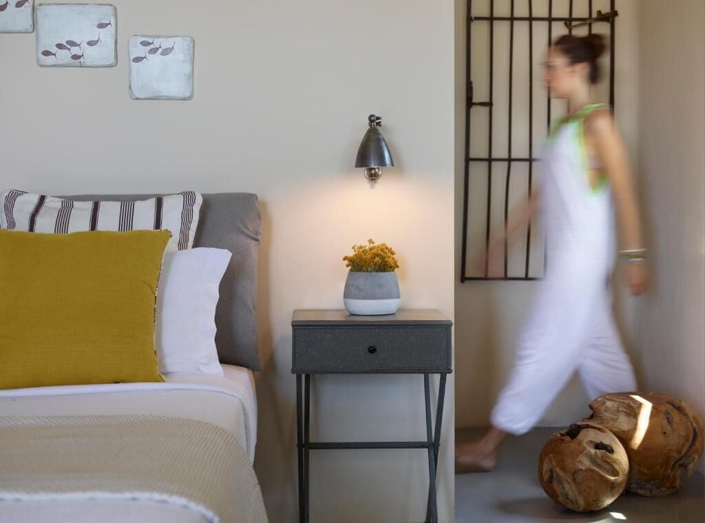 aeolis tinos suites