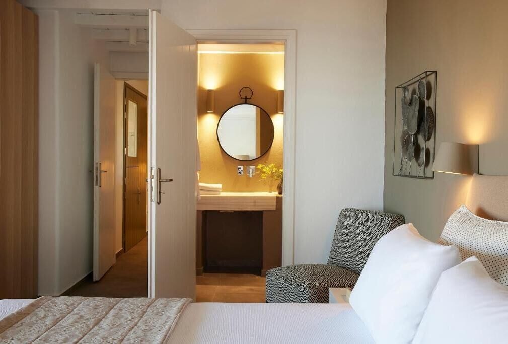 aeolis tinos suites