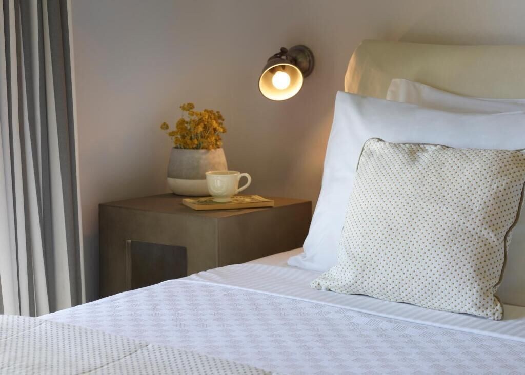 aeolis tinos suites