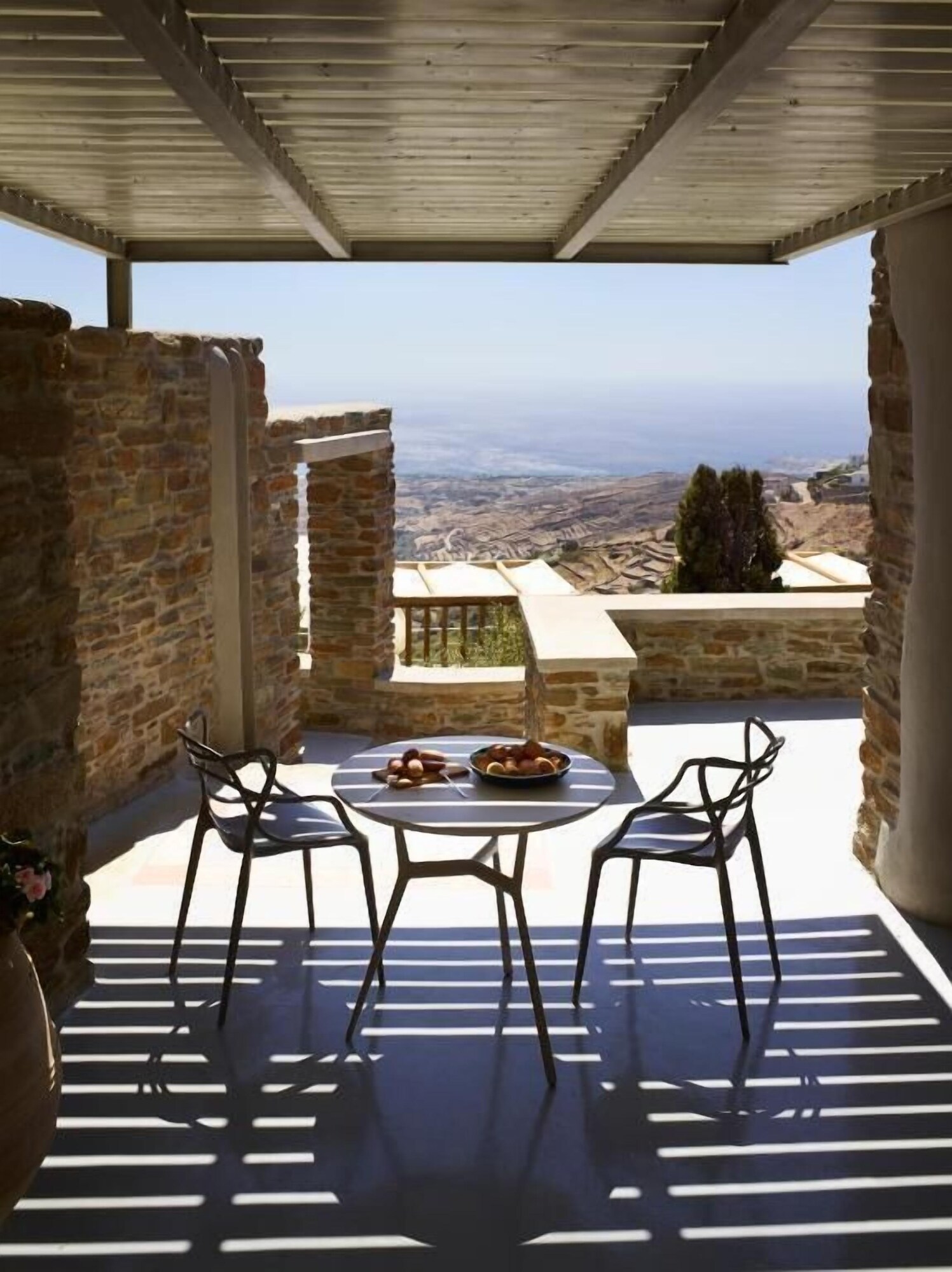 aeolis tinos suites