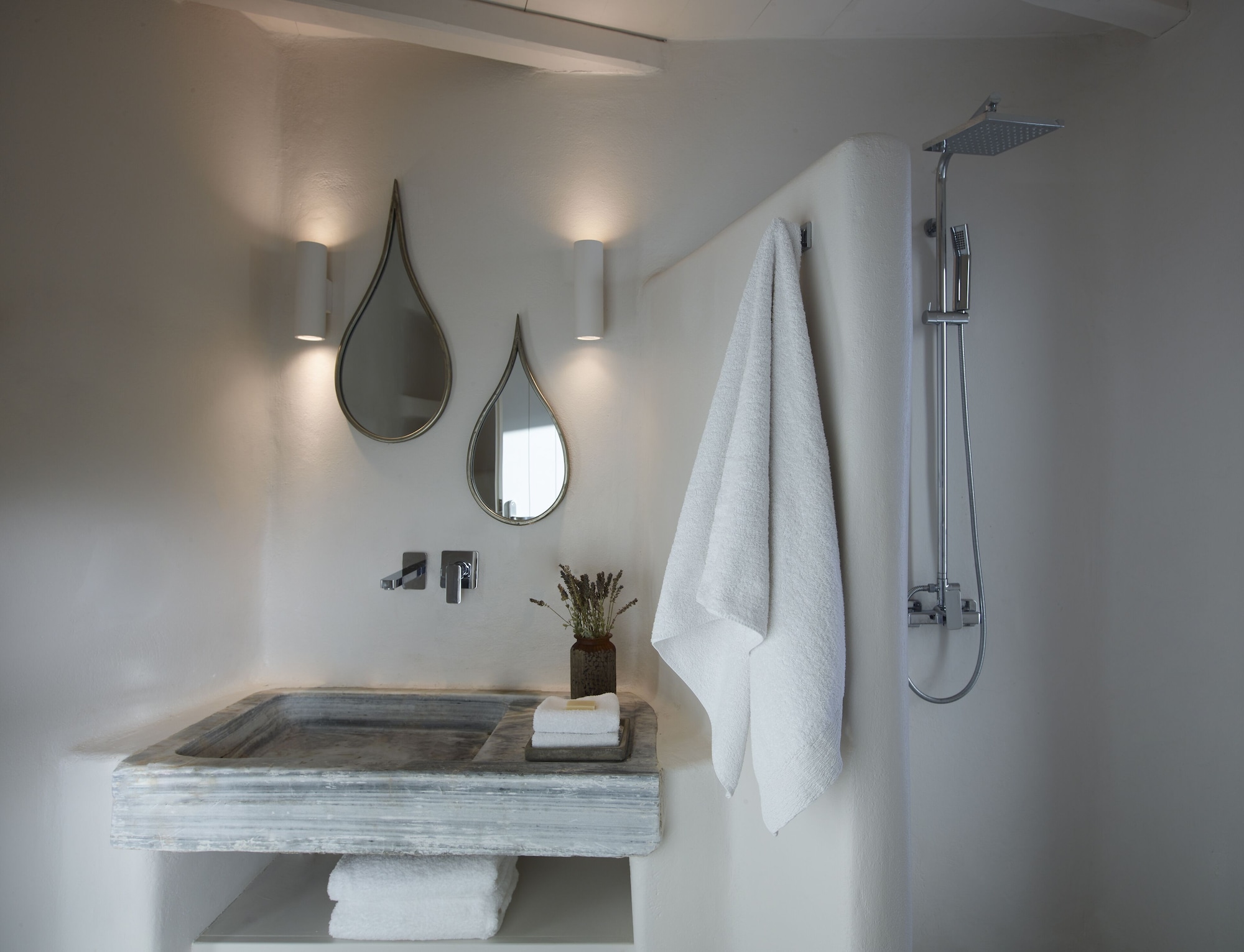 aeolis tinos suites