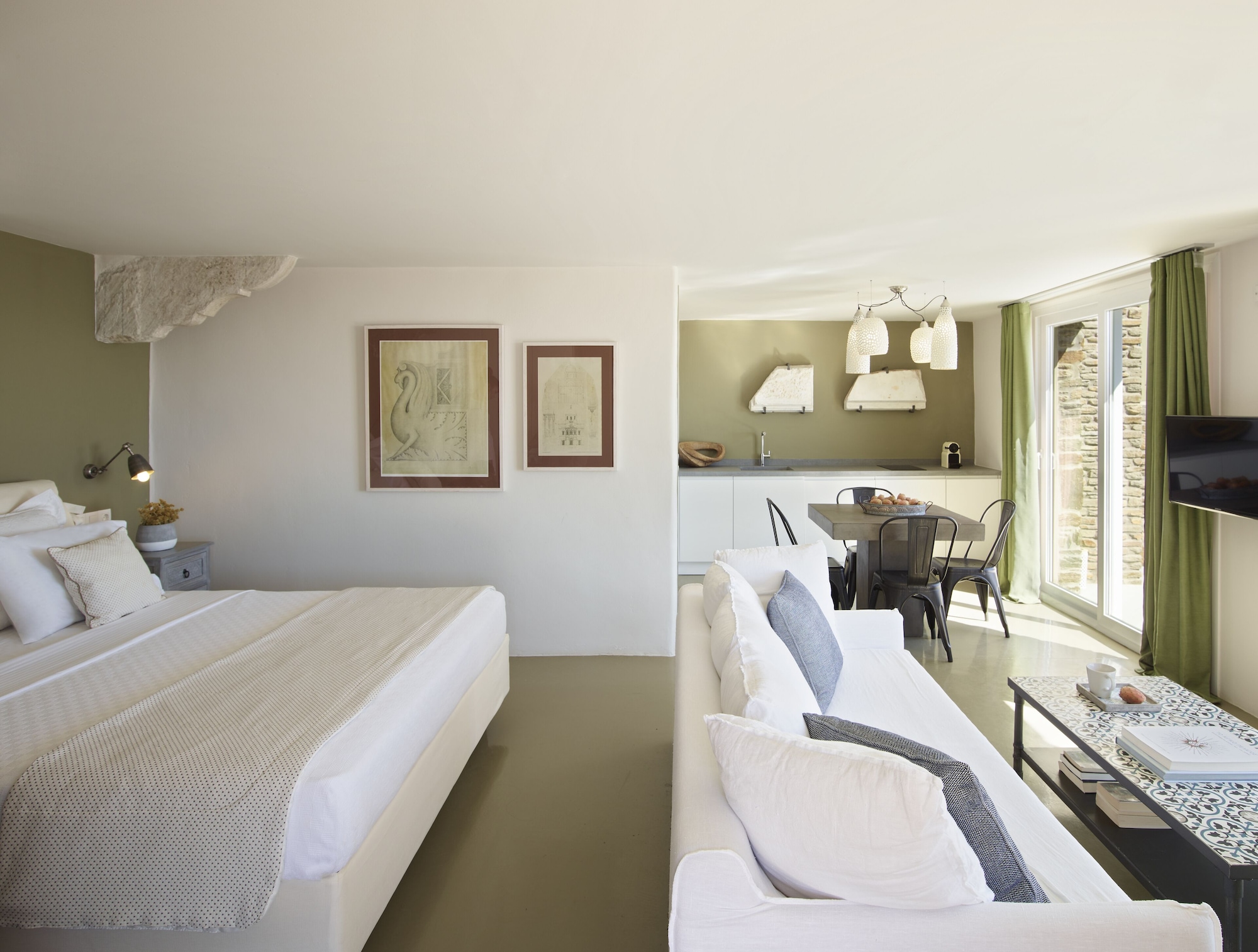 aeolis tinos suites
