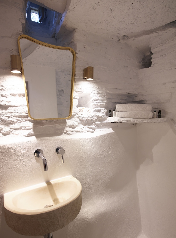 Aeolis Tinos Suites,Ornos>>Agios Sostis,4 star