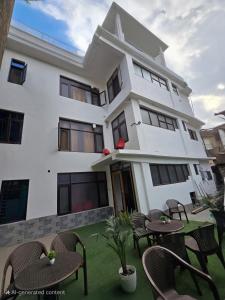 Hotel Leena Near Dal Lake,Badgam>>Srinagar,3 star
