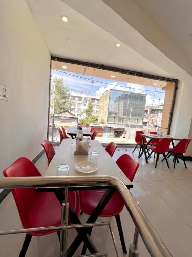 Hotel Leena Near Dal Lake,Badgam>>Srinagar,3 star