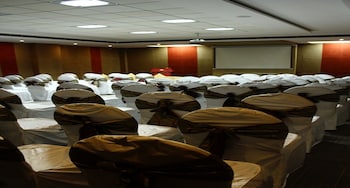 nidhivan sarovar portico