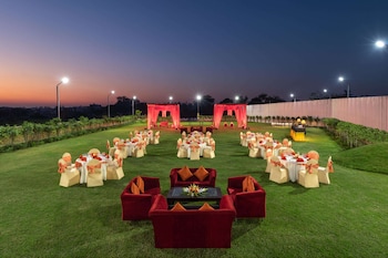 nidhivan sarovar portico
