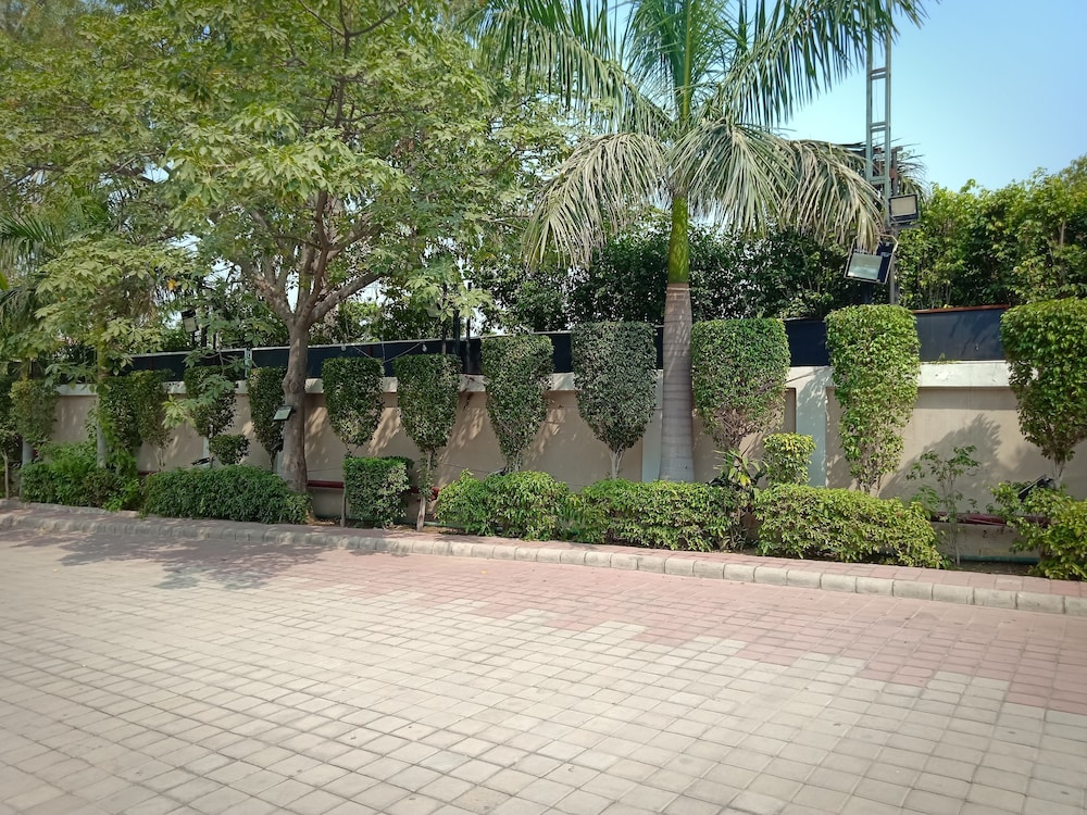 lavanya hotel near alipur delhi