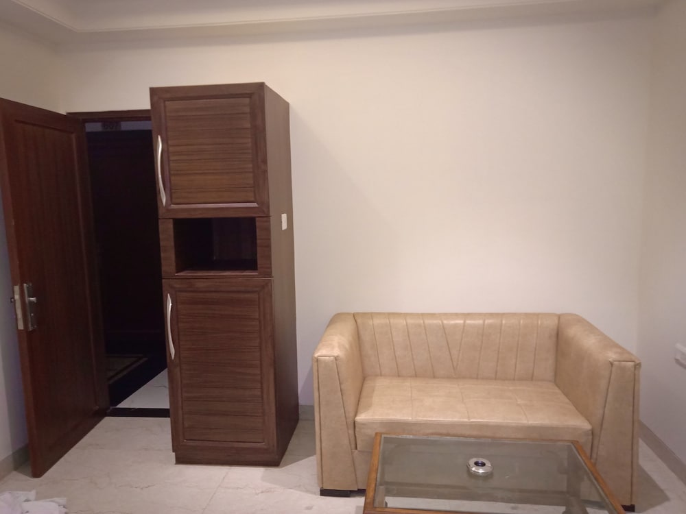lavanya hotel near alipur delhi