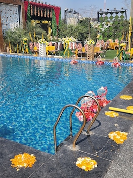lavanya hotel near alipur delhi