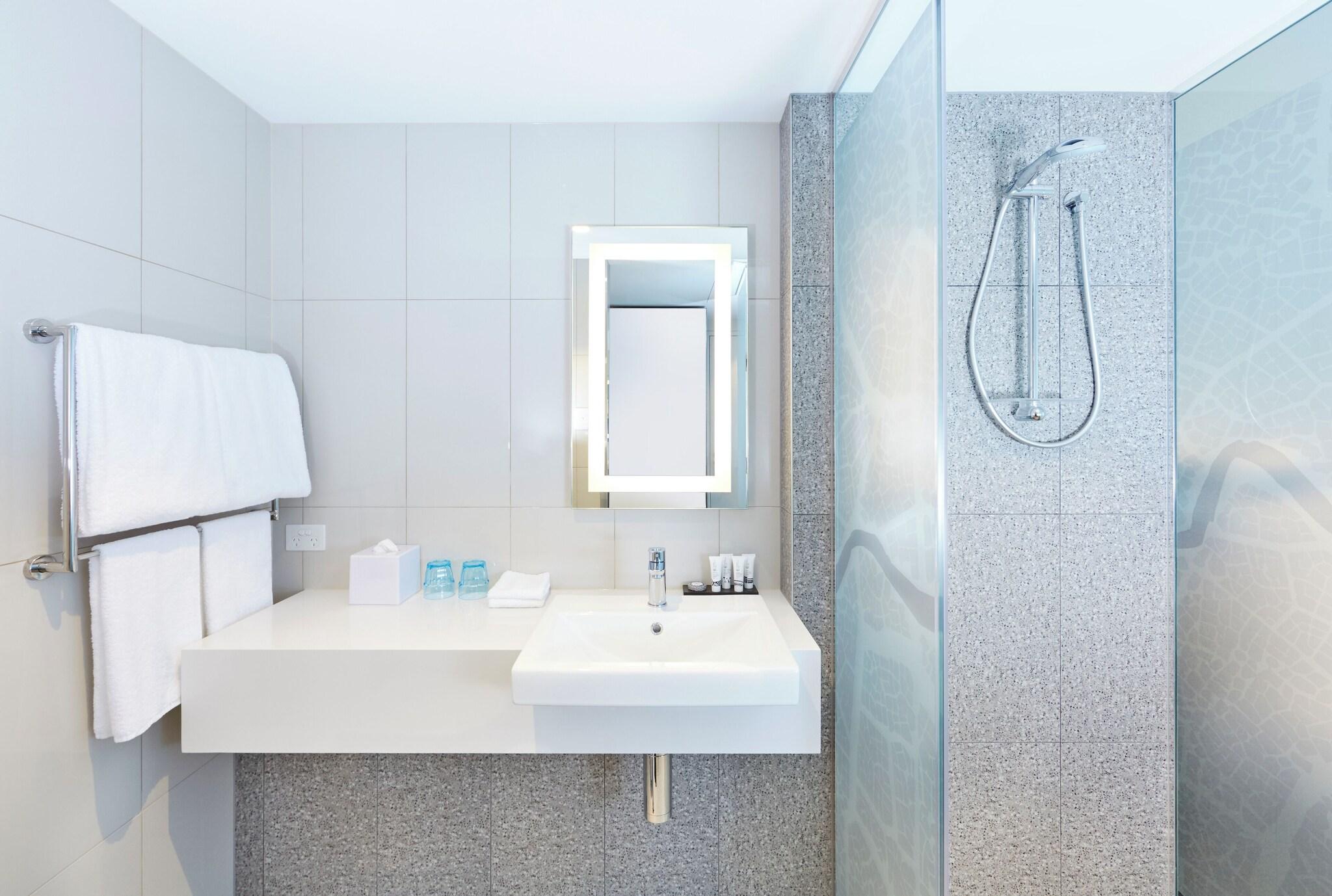 holiday inn express brisbane central by ihg
