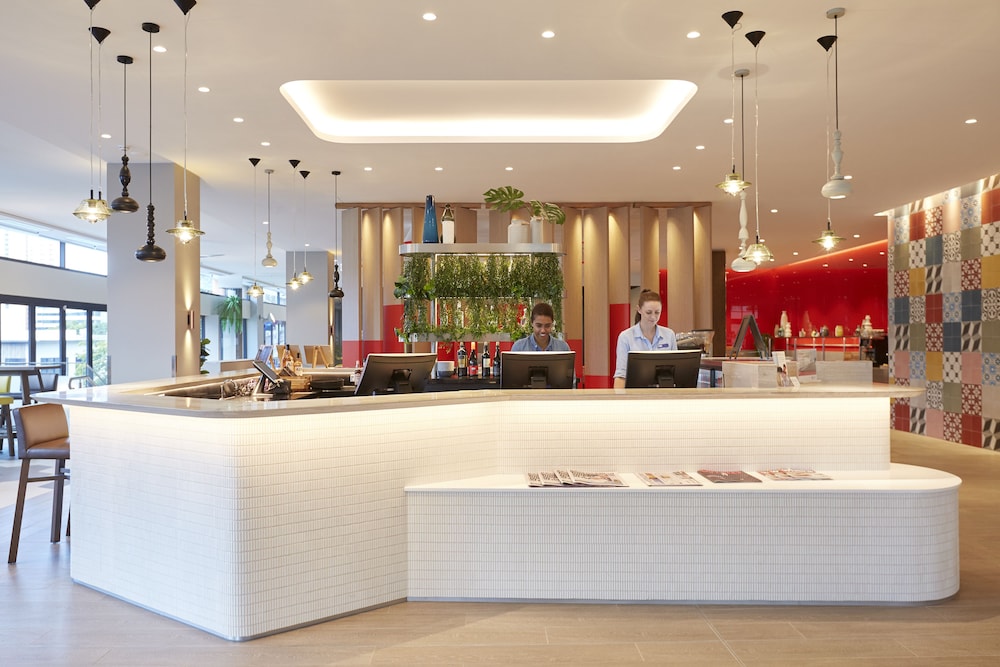 holiday inn express brisbane central by ihg