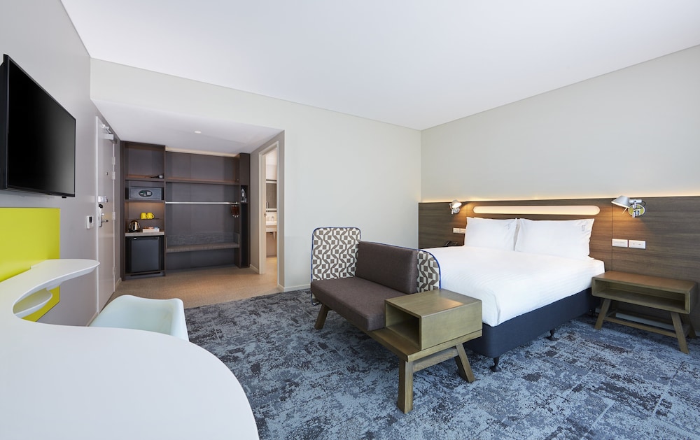 holiday inn express brisbane central by ihg
