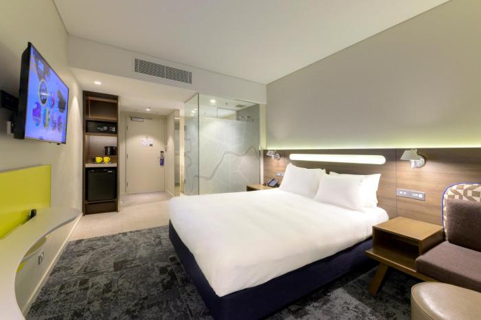holiday inn express brisbane central by ihg