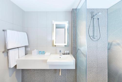 holiday inn express brisbane central by ihg