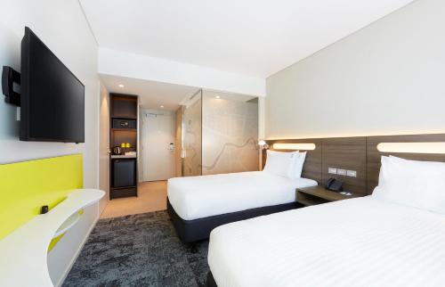 holiday inn express brisbane central by ihg