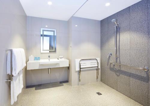 holiday inn express brisbane central by ihg