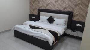 Hotel Prakshi Palace,Mf79+325, Unao Rd, Near Bus Stand, Datia, Madhya Pradesh 475661,3 star