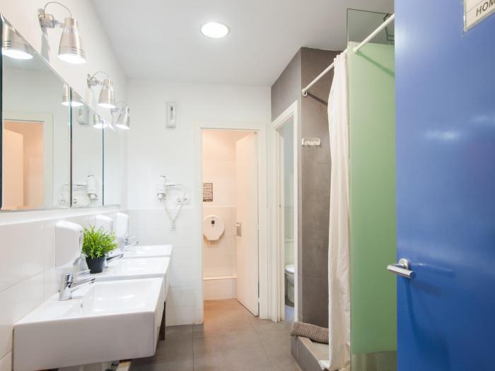 no limit hostel central