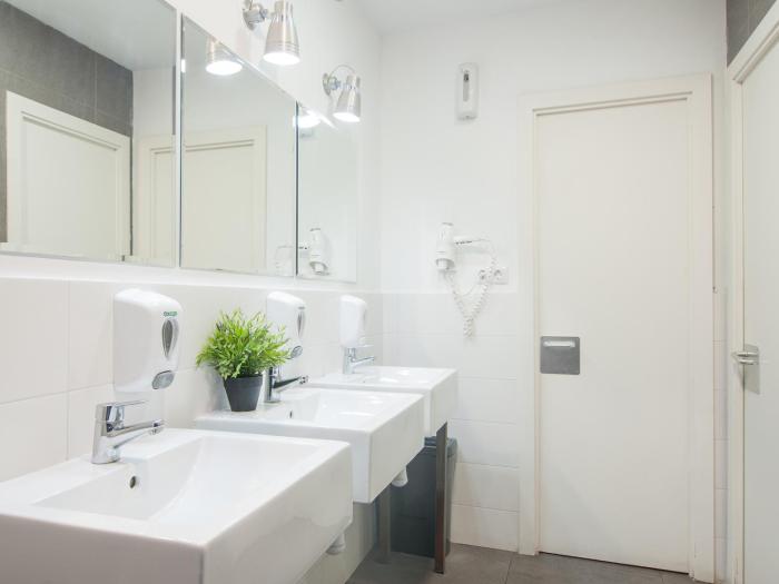 no limit hostel central