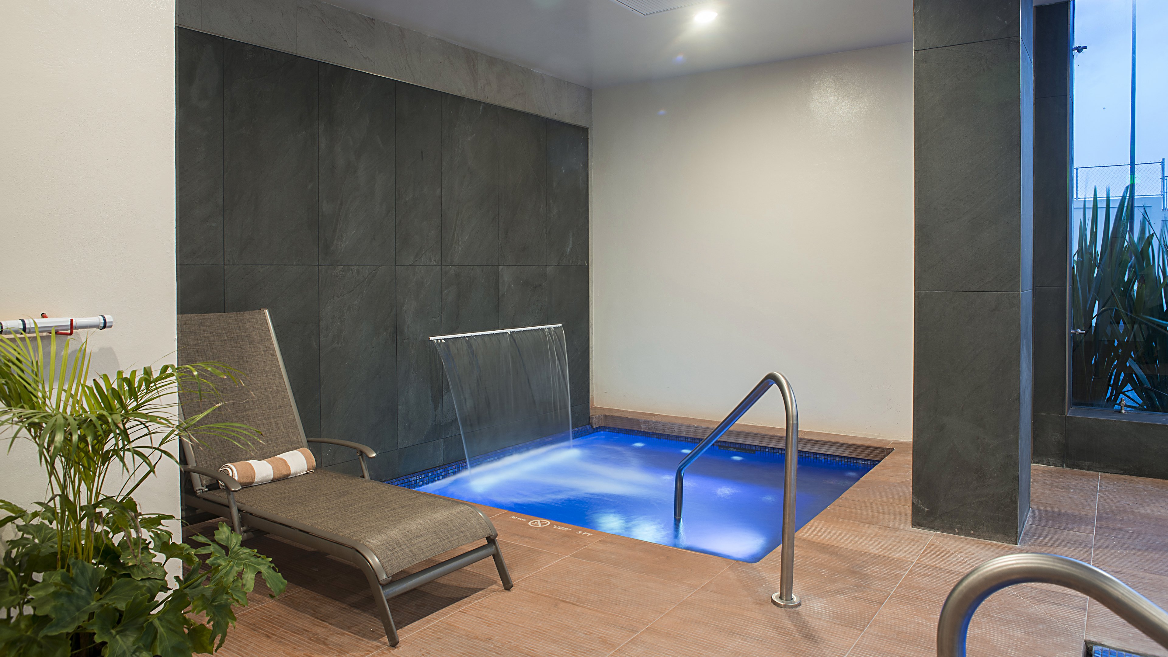holiday inn express and suites chihuahua juventud by ihg