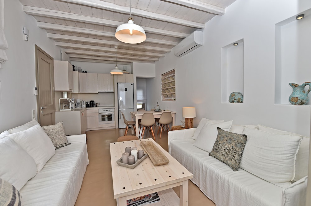 white tinos luxury suites
