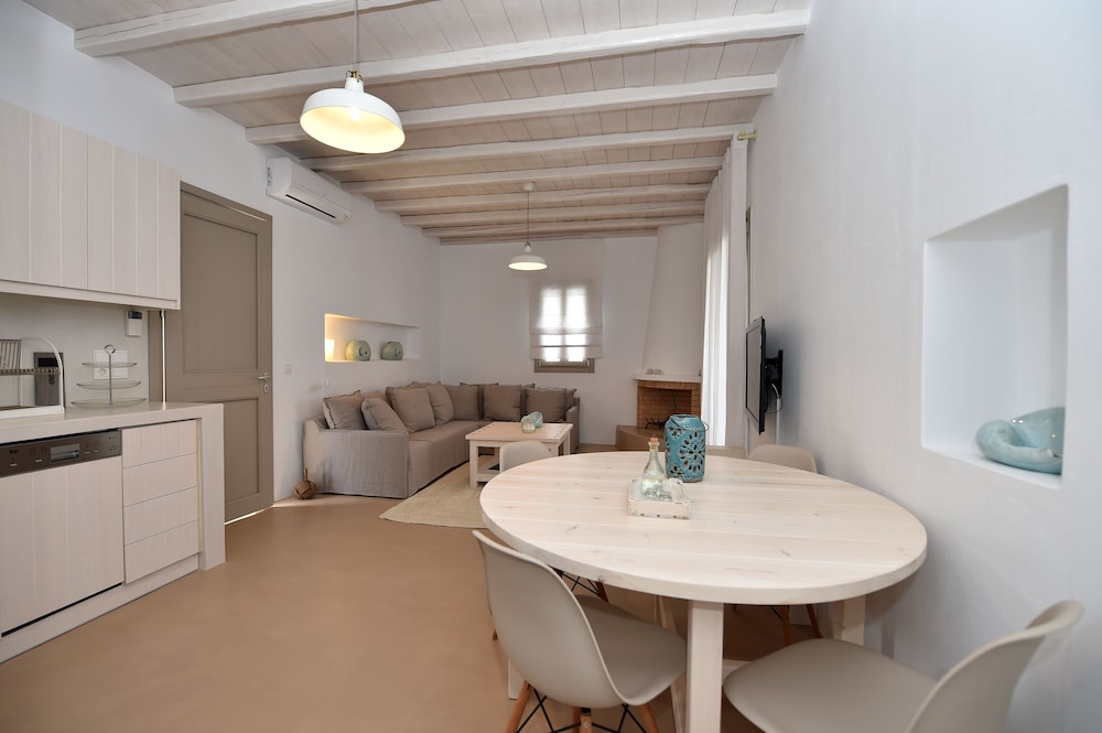 white tinos luxury suites