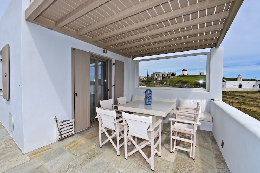 white tinos luxury suites