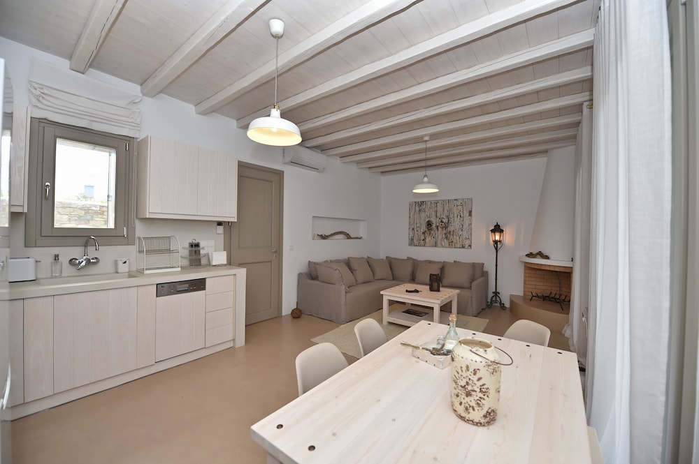 white tinos luxury suites