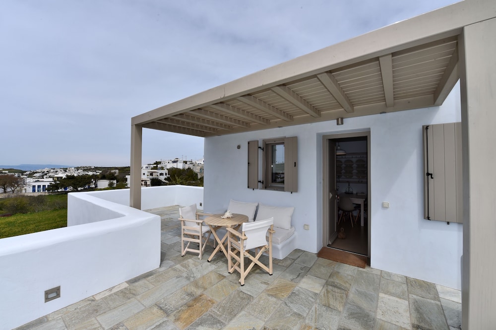 white tinos luxury suites