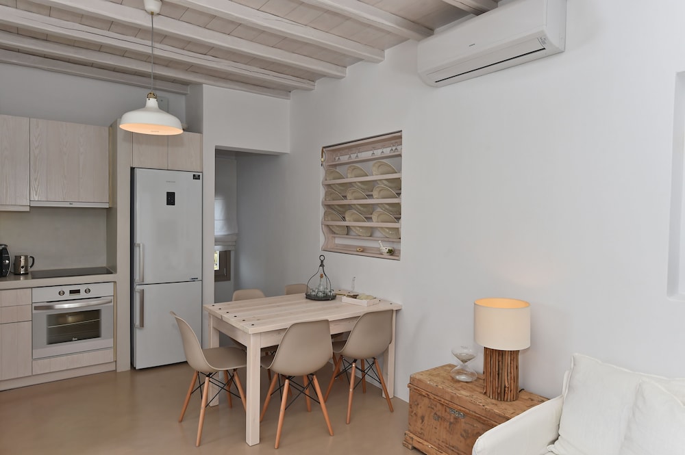 white tinos luxury suites