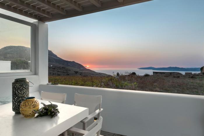 white tinos luxury suites