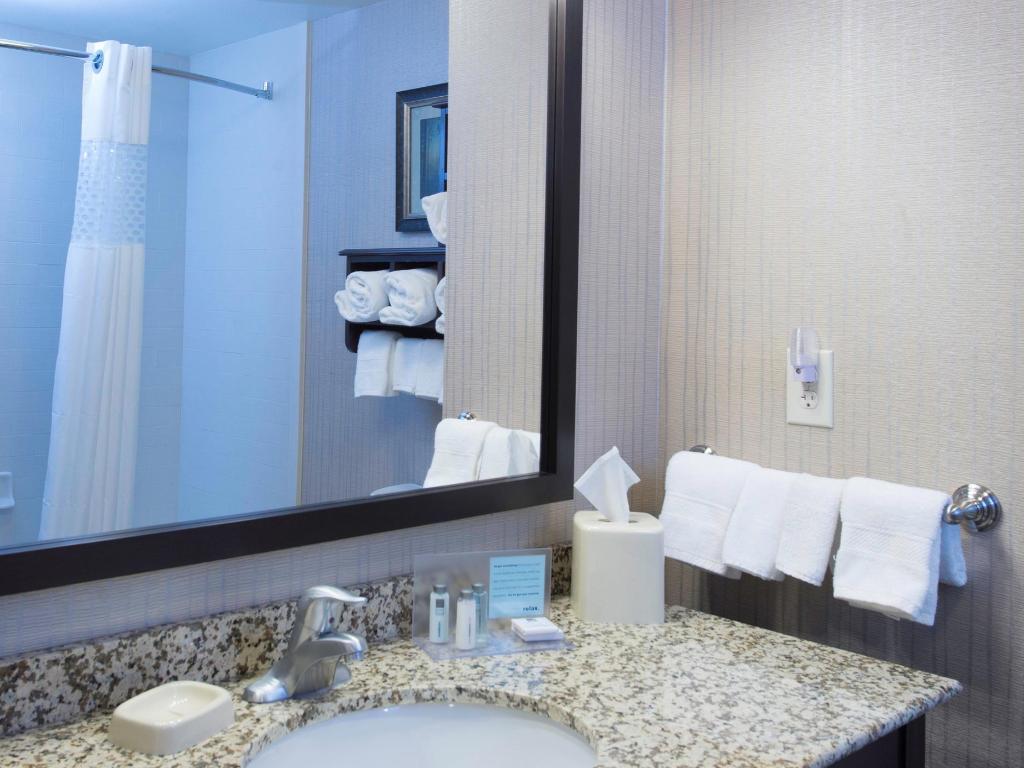 hampton inn and suites bismarck northwest