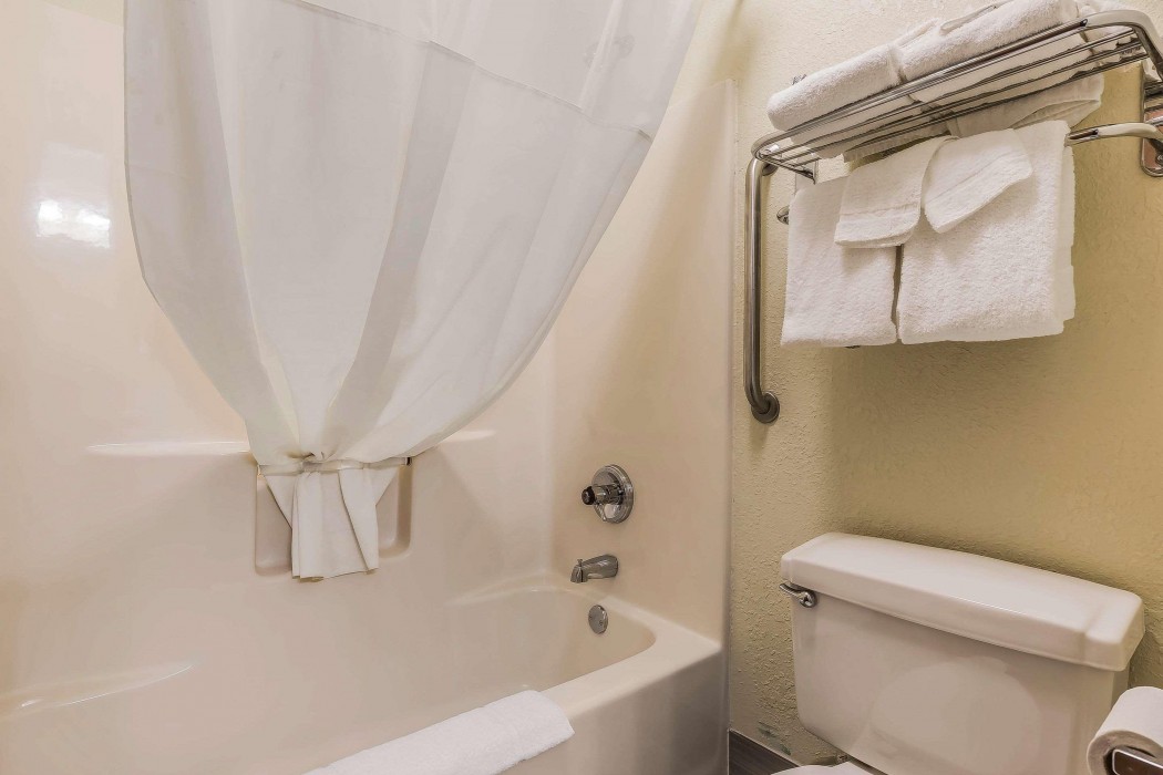 quality inn sycamore dekalb