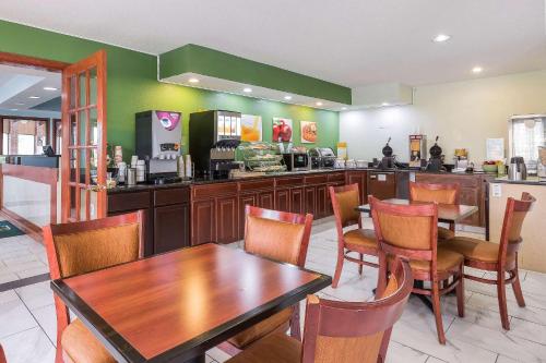Quality Inn Sycamore - Dekalb,Dekalb>>Aurora,3 star