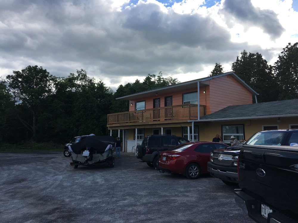 knights inn cobourg